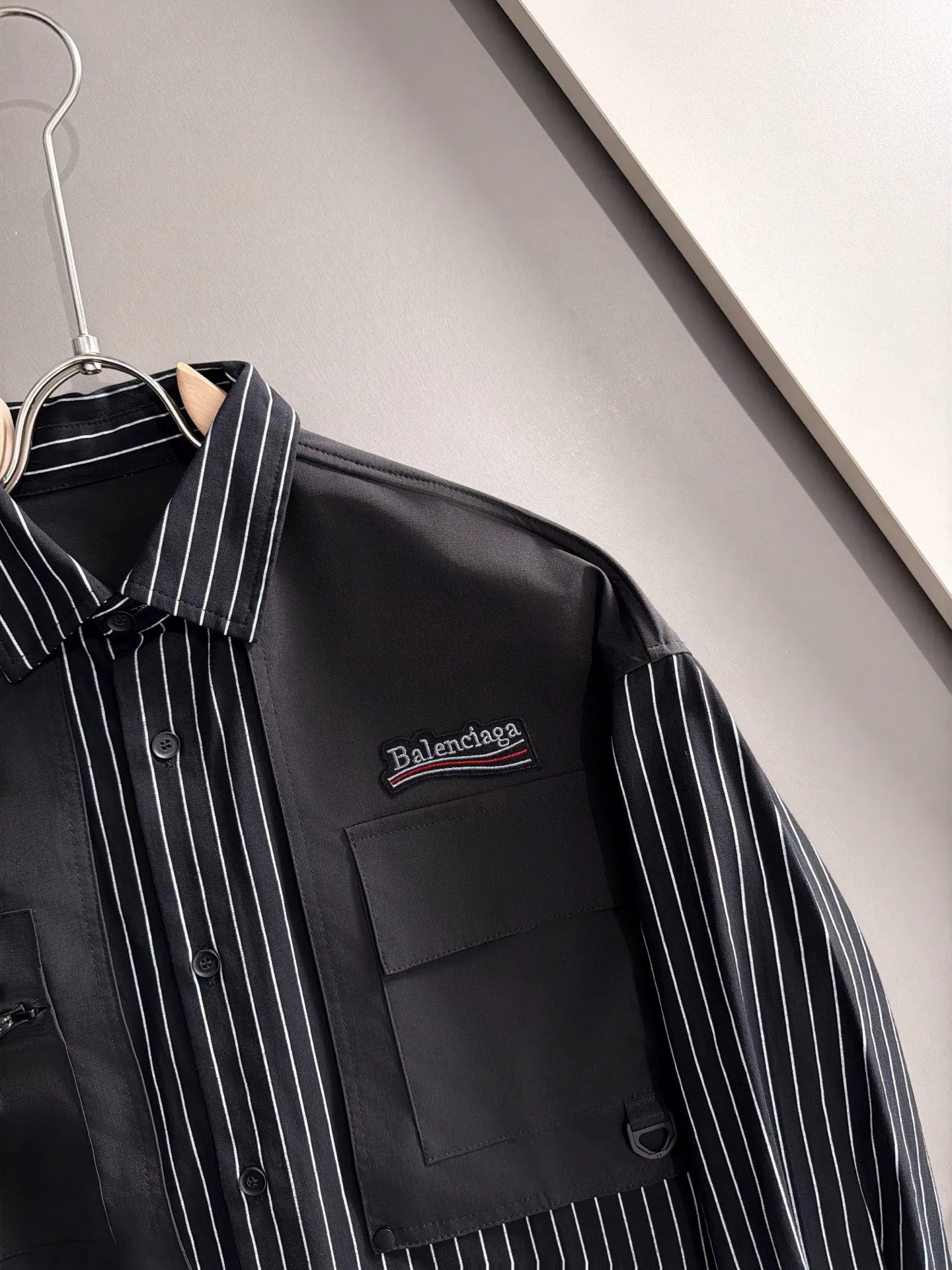 The latest New Arrival shirt in Paris for fall 2026. Complete with three standards, custom-dyed nylon fabric, overall casual and upscale. The fabric texture is relatively thin, very light, and comfortable on the upper body, suitable for early autumn and spring wear. Simple lines, customized hardware zippers, elegant and concise style, lightweight and comfortable to wear, very urban luxury and low-key elegance, with a casual and lazy feeling, the upper body effect is very good, quite wide and stylish, natural drape, simple and elegant! Top luxury Classic The style item is gentle and high-end, quiet but full of power. It perfectly conveys the brand's sense of trend and recognition. The upper body is super cool and stylish, and extremely luxurious. It shows your rank, strength and taste from all aspects! The overall grade is even more obvious. The upper body is comfortable and unconstrained, with a casual and loose effect. Sizes:S-2XL